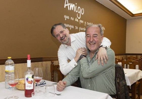 Carlos Gutiérrez y el expolicía Miguel Ángel del Valle, durante la comida para celebrar su amistad de hace 14 años.