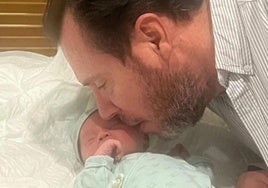 Óscar Puente con su tercer hijo, recién nacido.