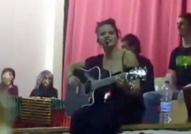 Rosalía canta para sus compañeros de clase.