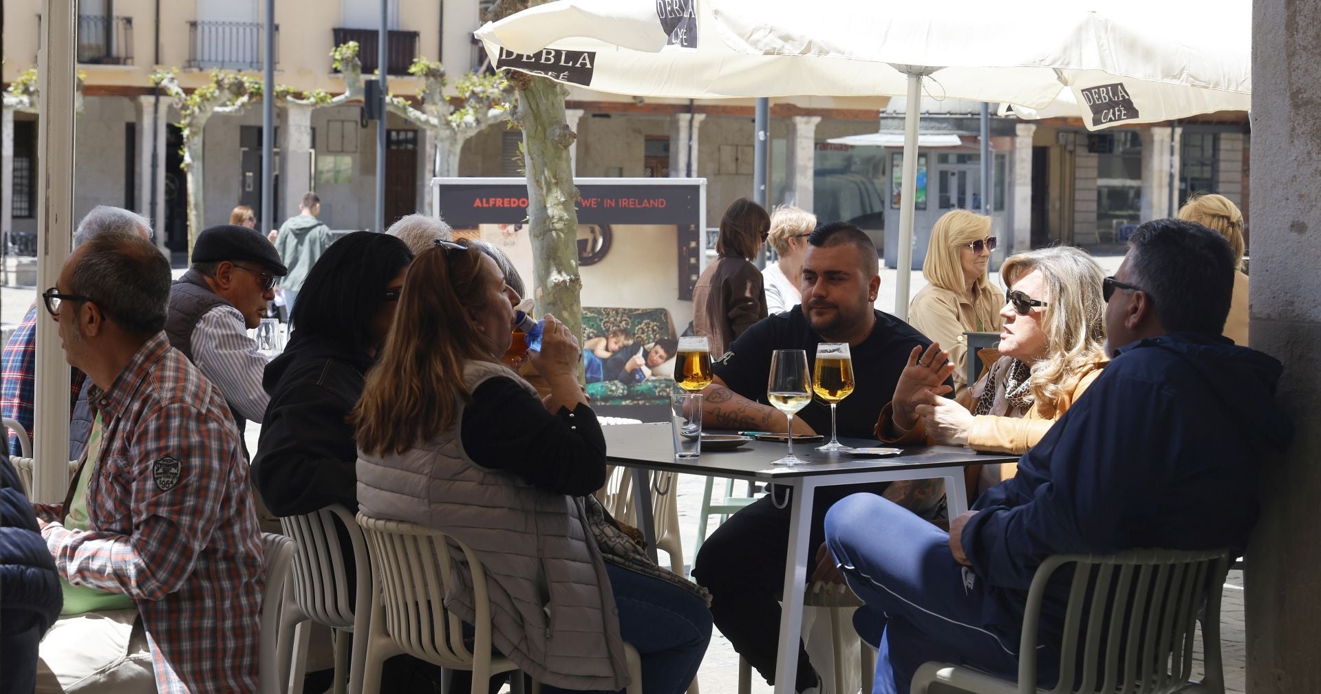 El buen tiempo anima las terrazas hosteleras en Palencia