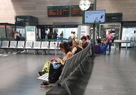 Varios usuarios segovianos esperan la llegada de su tren en la estación de AVE.