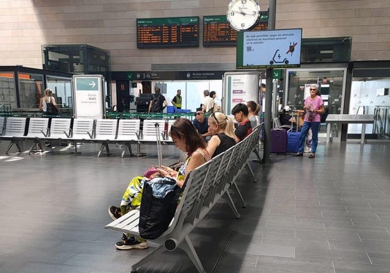 Varios usuarios segovianos esperan la llegada de su tren en la estación de AVE.
