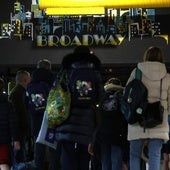 Espectadores a las puertas de los cines Broadway en Valladolid.