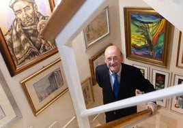 José Carlos Brasas Egido, junto a algunas pinturas de su colección, entre la que figuran Castilviejo, Capuletti, Cuadrado Lomas, García Benito y Benjamín Palencia, entre otros artistas.
