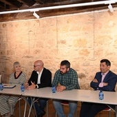 La periodista Andrea Díez; María José Ortega, alcaldesa de Aguilar de Campoo; Víctor González, Plant manager Eurostyle Systems; Jorge Ibáñez, alcalde de Cervera de Pisuerga y Paco Hevia, director corporativo Galletas Gullón.