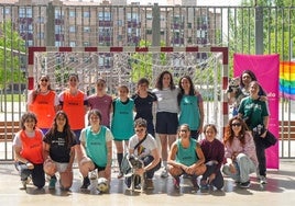 Jugadoras y parte de la grada de asistentes posan en una foto de familia antes del comienzo del partido.