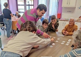 Niños y mayores juegan juntos en la residencia de Baltanás.