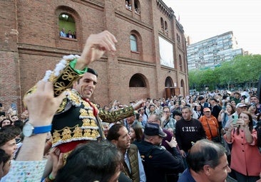 El triunfador de la tarde, Emilio de Justo, a hombros ya fuera de la plaza.