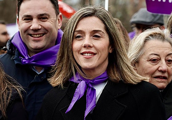 La secretaria de Igualdad del PSOE de Castilla y León, Lorena del Valle, entre otras autoridades, durante la manifestación del pasado 8 de marzo.
