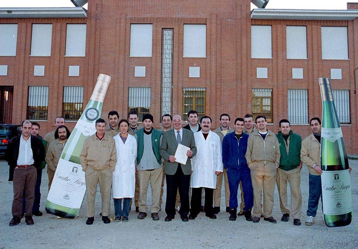 Imagen principal - La cooperativa en la década de los noventa. Abajo a la izquierda, la vendimia en los ochenta y a la derecha, la demanda pionera para la creación de la DO Rueda el 27 de febrero de 1946. 