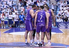 Los jugadores conversan en un parón del partido del viernes en Santiago.