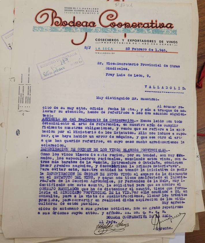 Imagen secundaria 2 - La cooperativa en la década de los noventa. Abajo a la izquierda, la vendimia en los ochenta y a la derecha, la demanda pionera para la creación de la DO Rueda el 27 de febrero de 1946. 