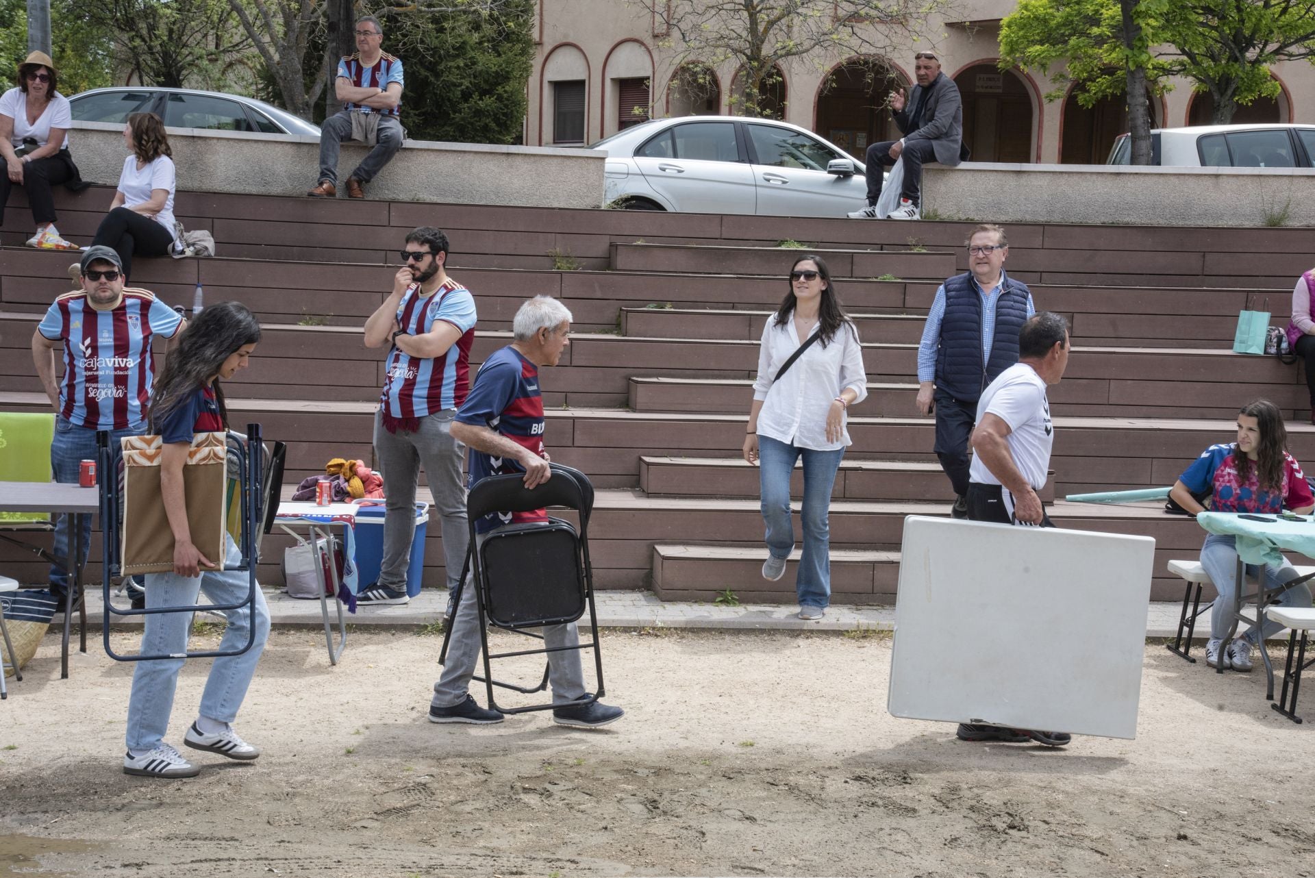 Fotos: la afición de la Segoviana calienta motores