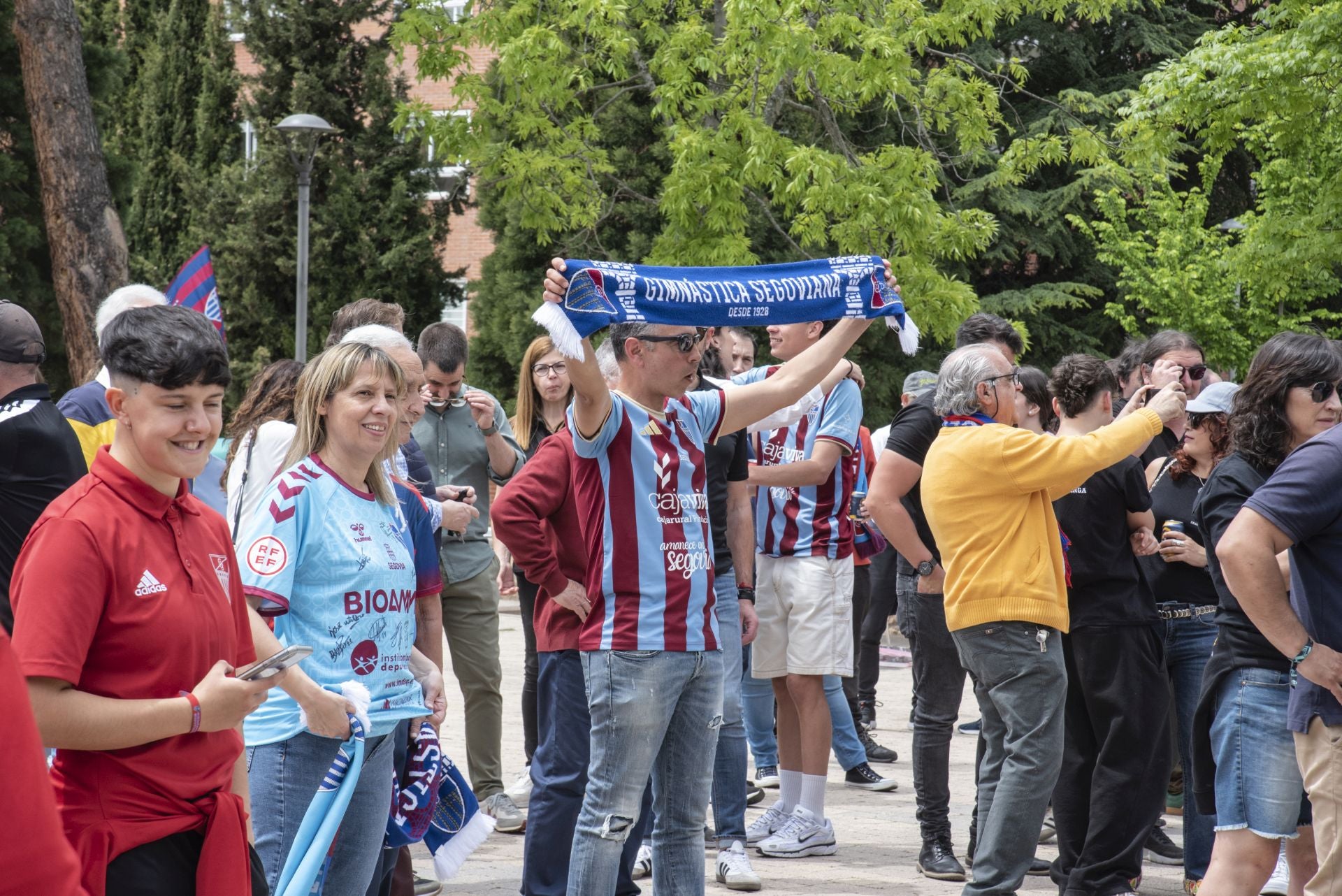 Fotos: la afición de la Segoviana calienta motores