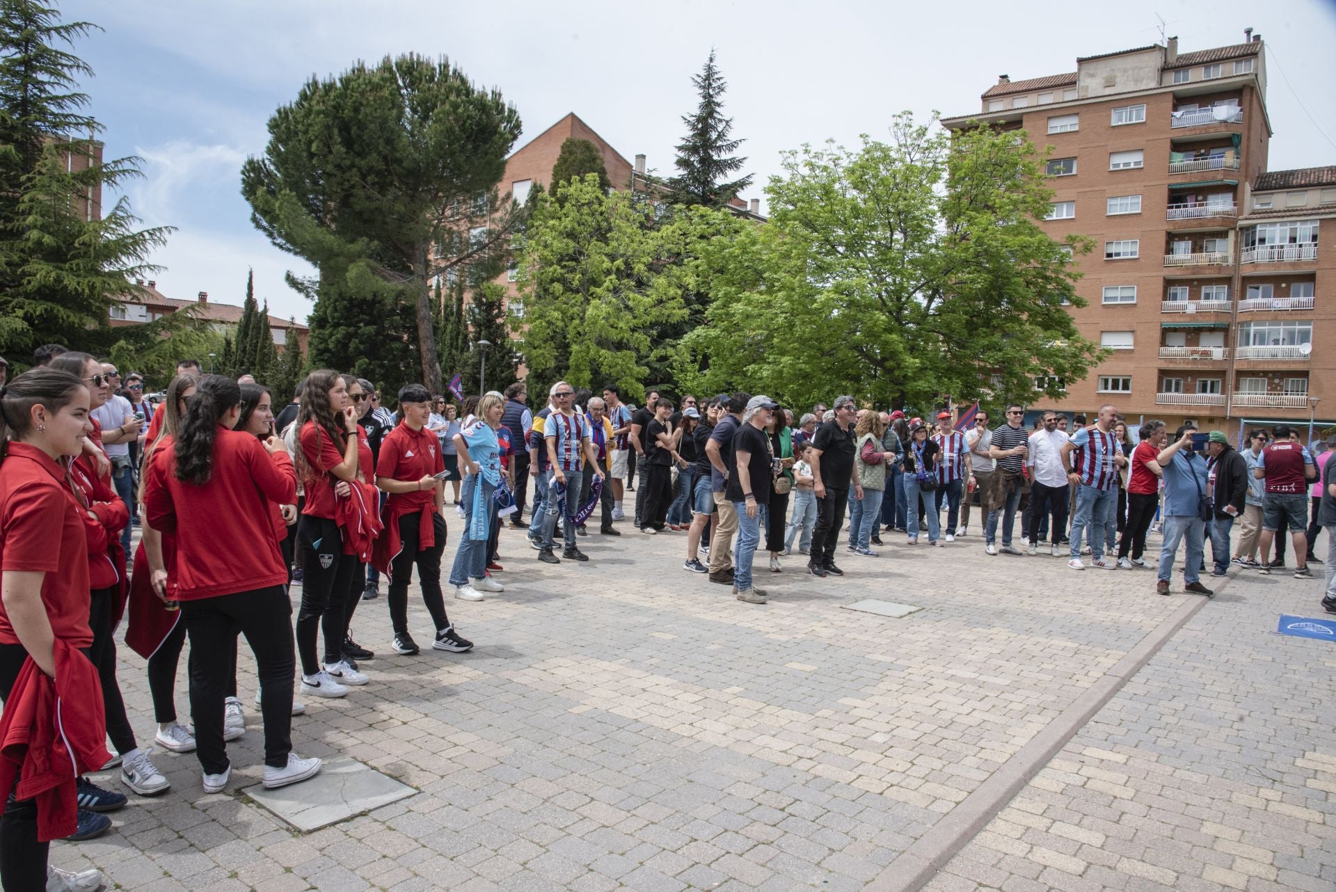 Fotos: la afición de la Segoviana calienta motores