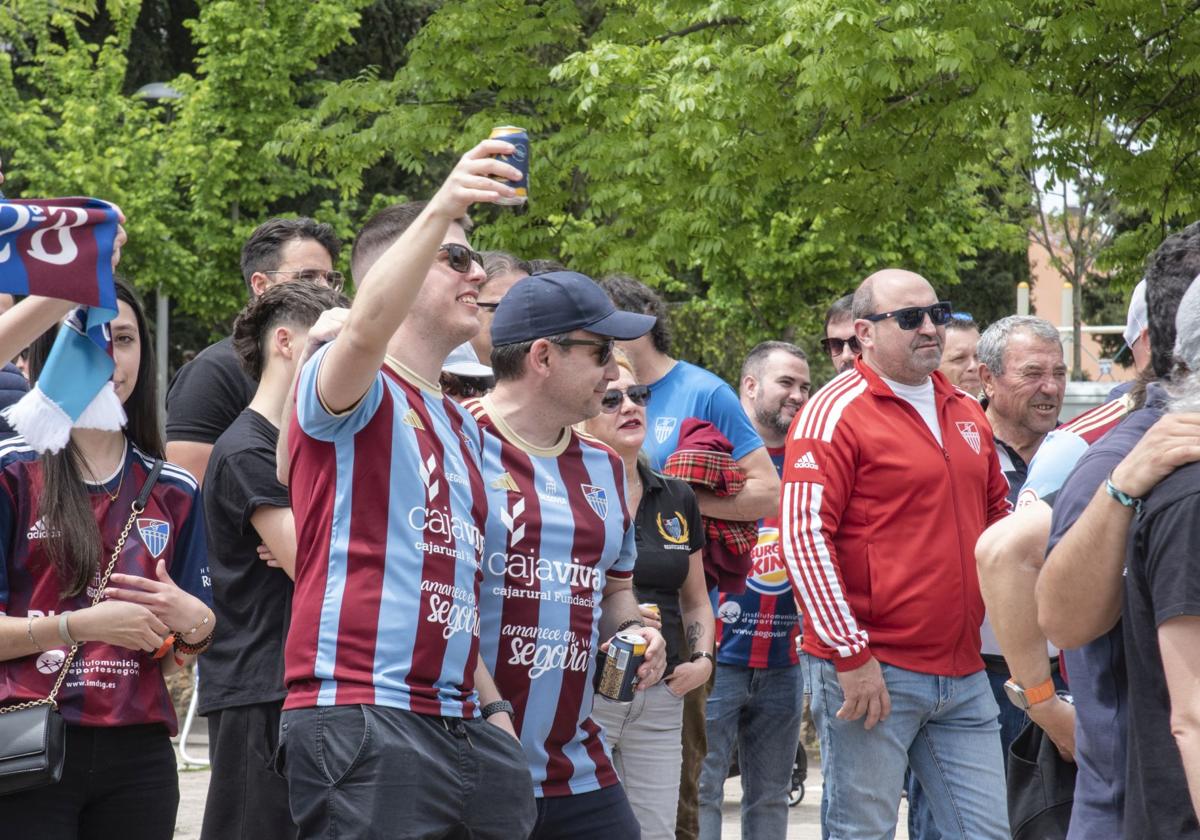 Fotos: la afición de la Segoviana calienta motores