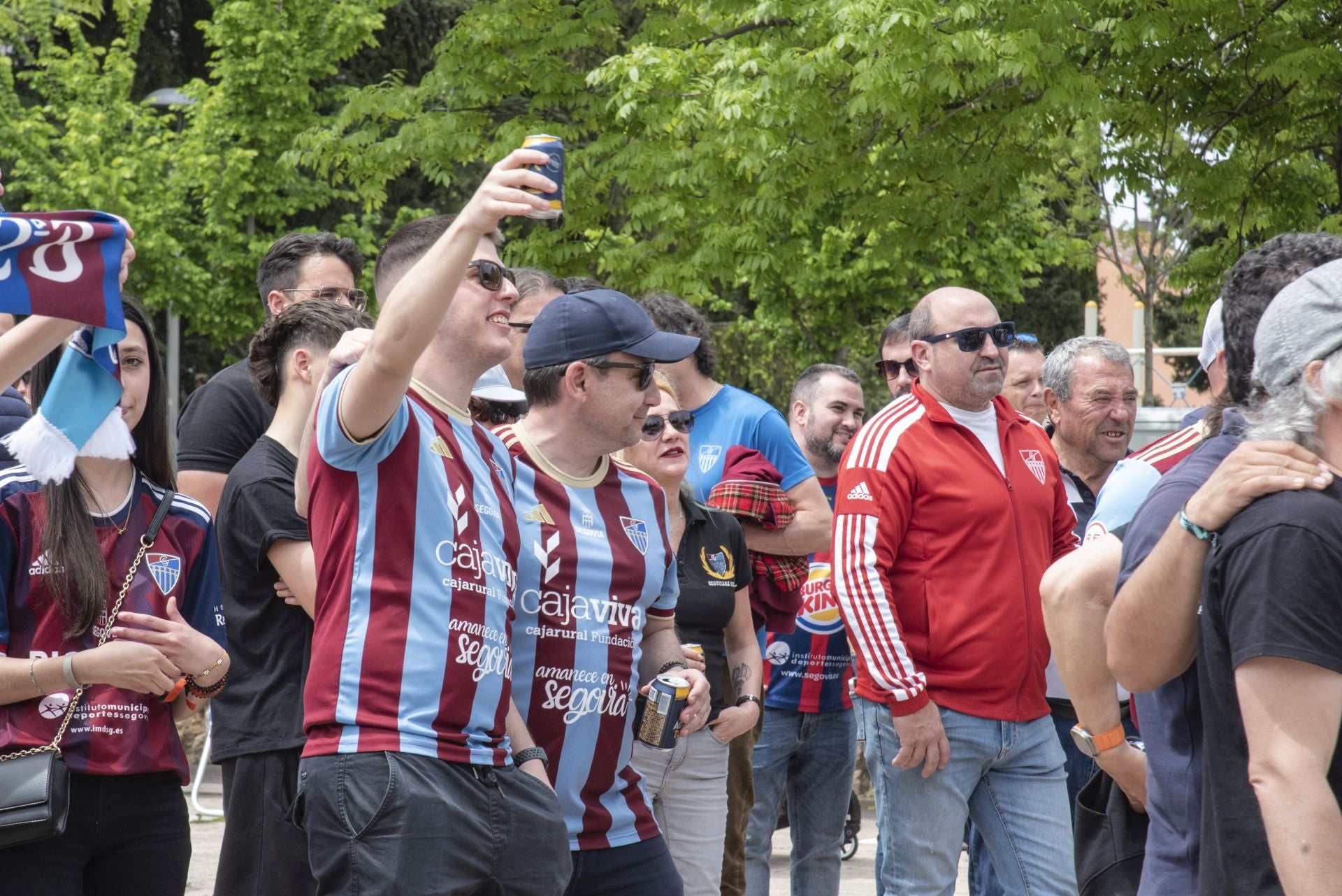 Fotos: la afición de la Segoviana calienta motores