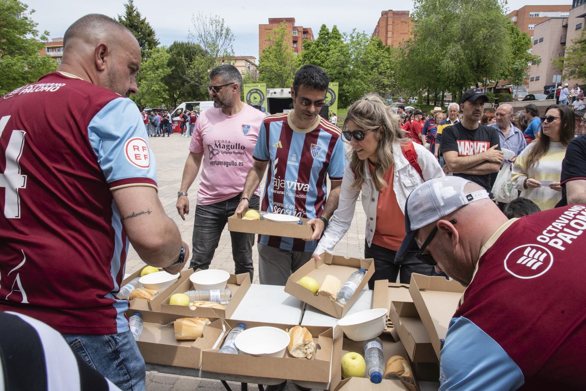Fotos: la afición de la Segoviana calienta motores