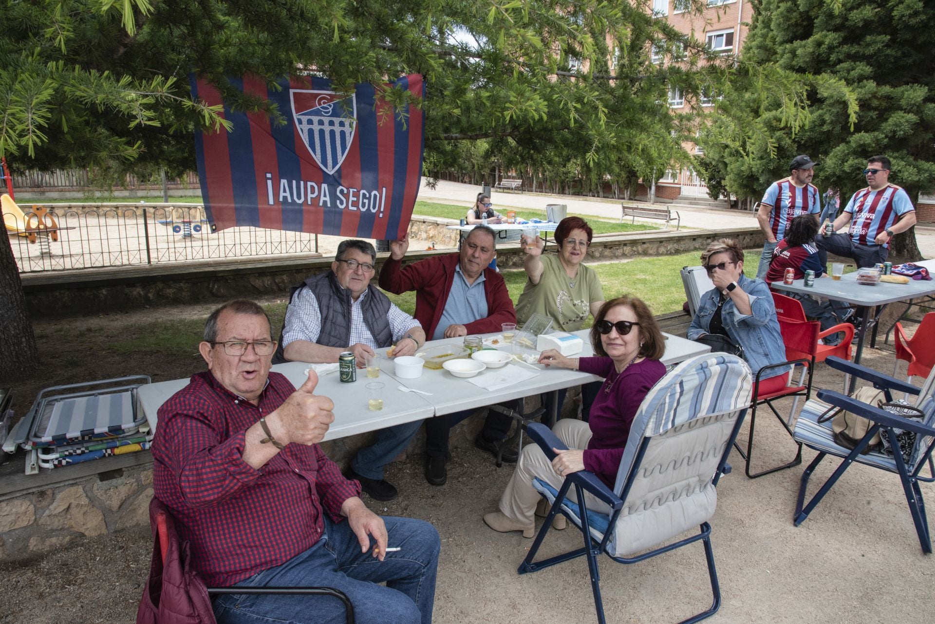 Fotos: la afición de la Segoviana calienta motores