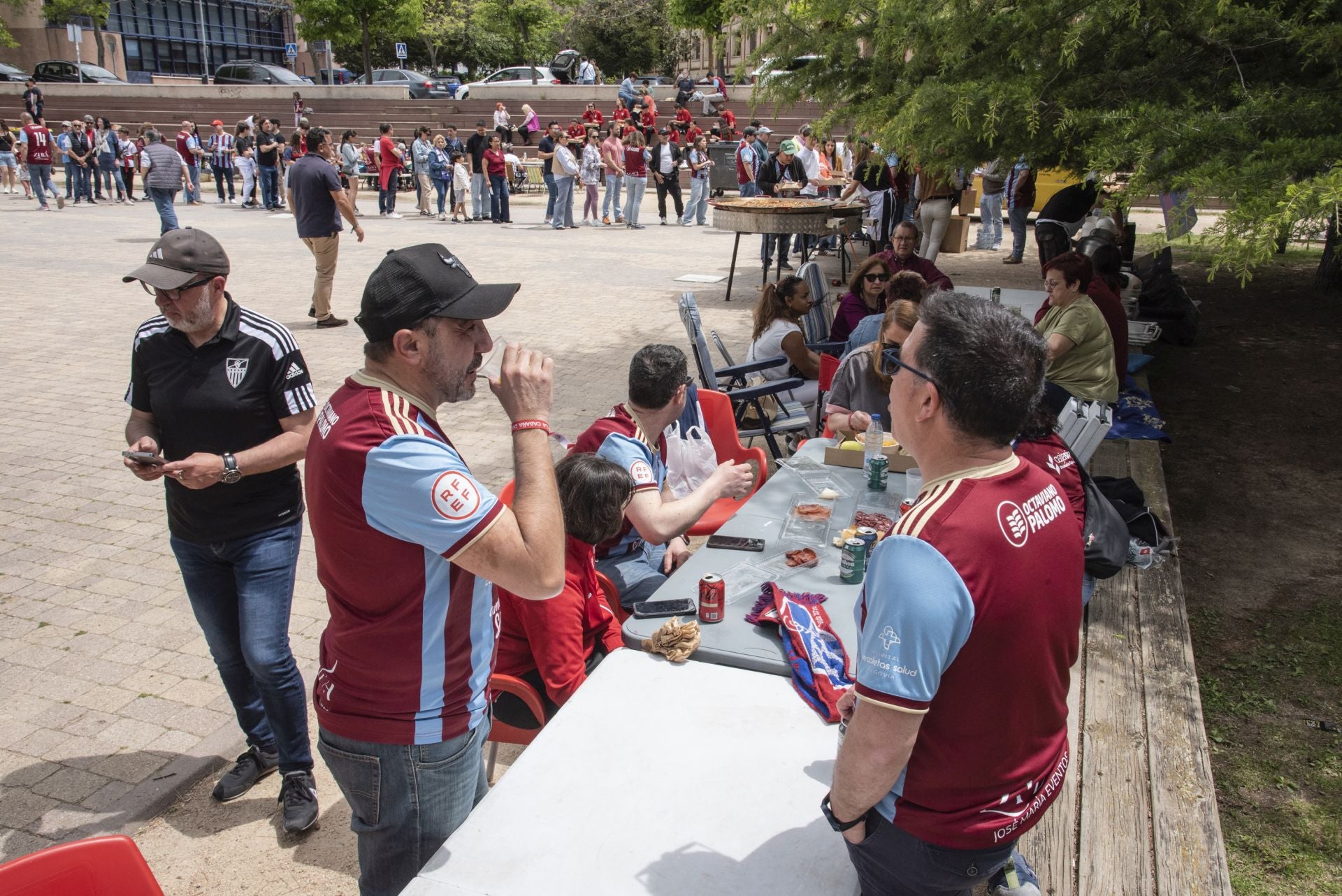 Fotos: la afición de la Segoviana calienta motores