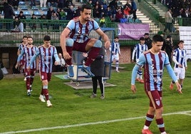 Jugadores de la Segoviana saltan al terreno de juego de La Albuera.