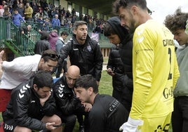 Jugadores de la Segoviana, pendientes de otro partido durante un final de temporada.