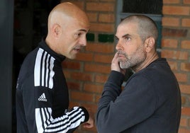 Ricardo y Ramsés hablan en el túnel de vestuarios antes de un partido de la Gimnástica Segoviana.