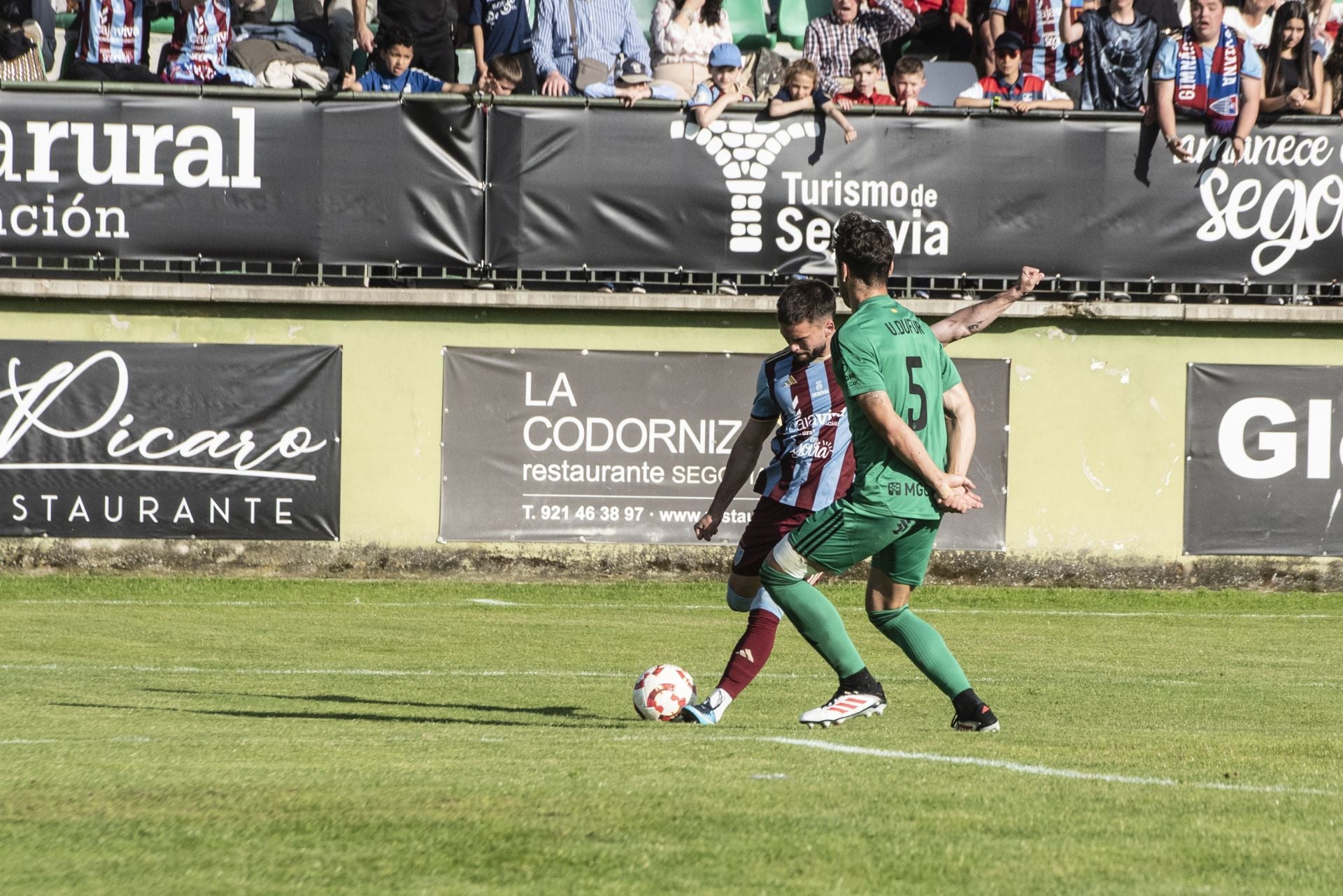 Fotos: desilusión en La Albuera tras el descenso de la Segoviana