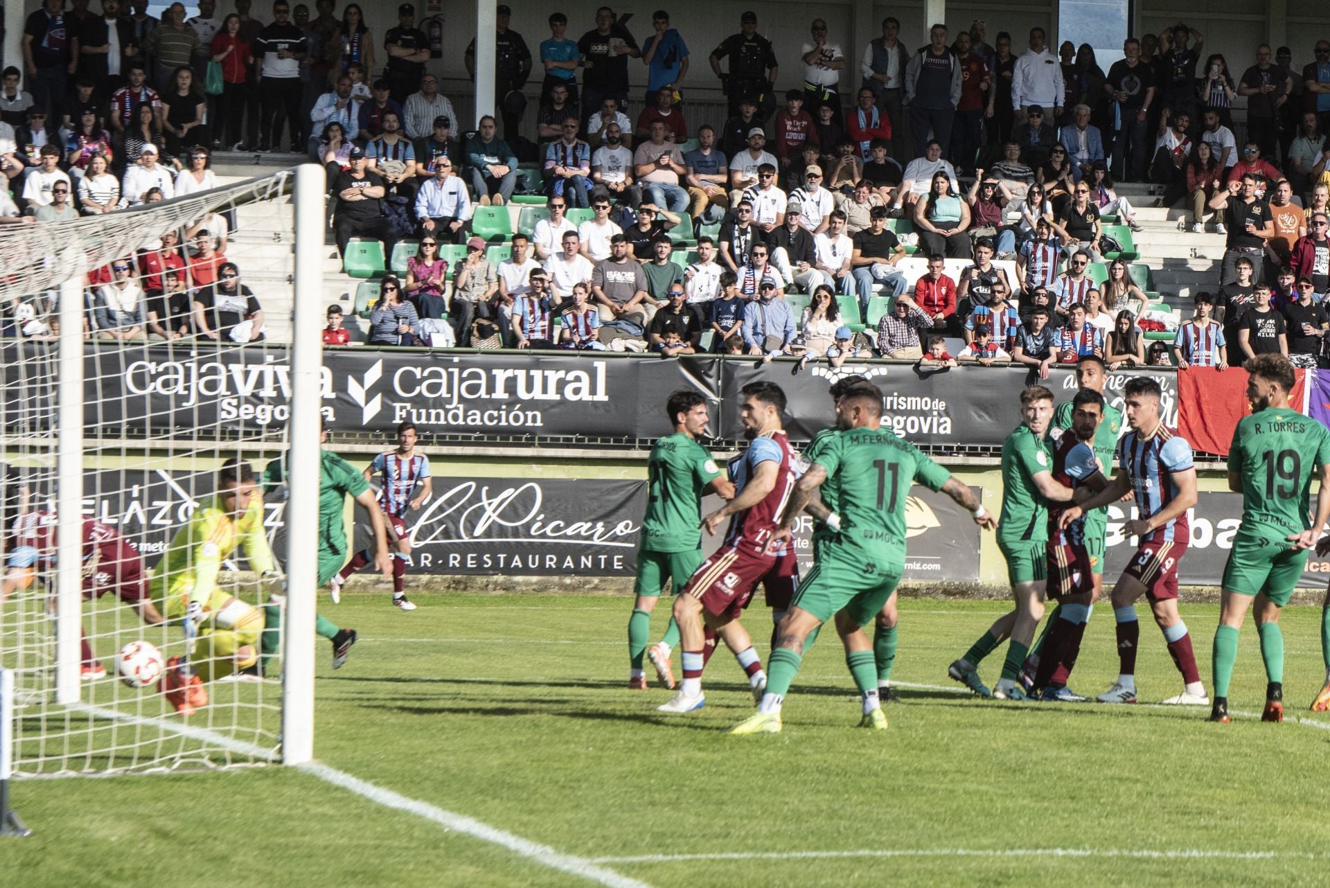 Fotos: desilusión en La Albuera tras el descenso de la Segoviana