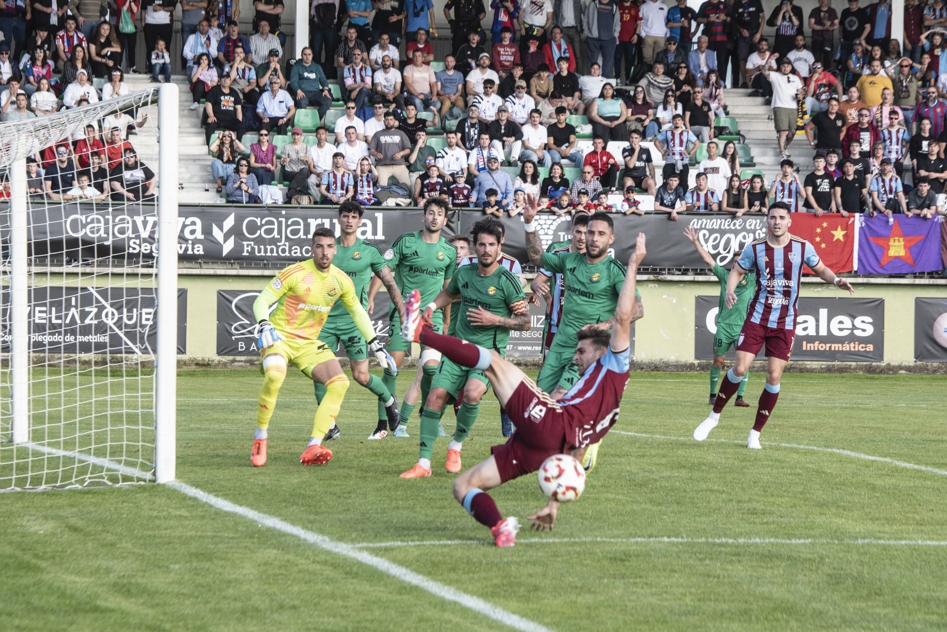 Fotos: desilusión en La Albuera tras el descenso de la Segoviana