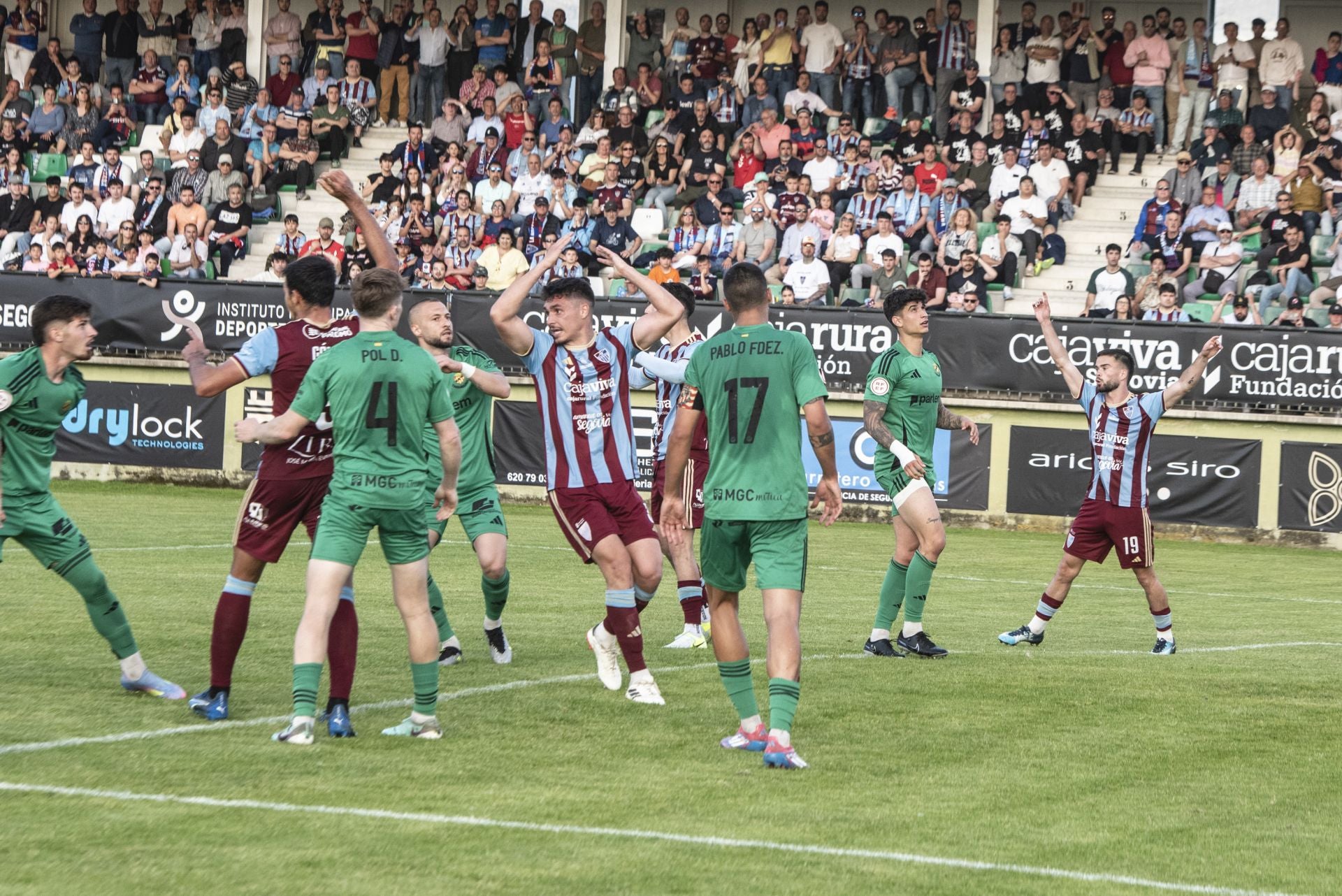 Fotos: desilusión en La Albuera tras el descenso de la Segoviana