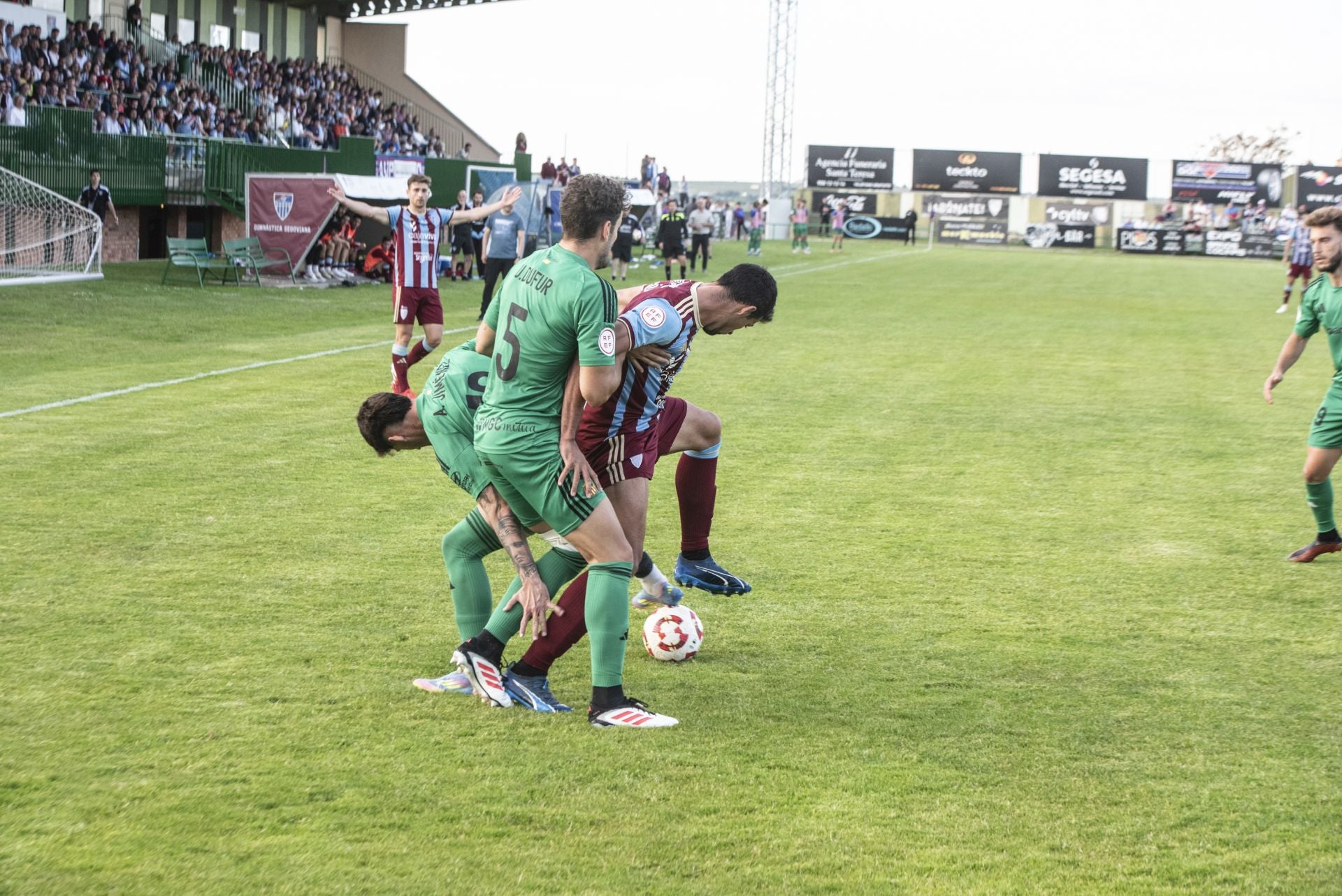 Fotos: desilusión en La Albuera tras el descenso de la Segoviana