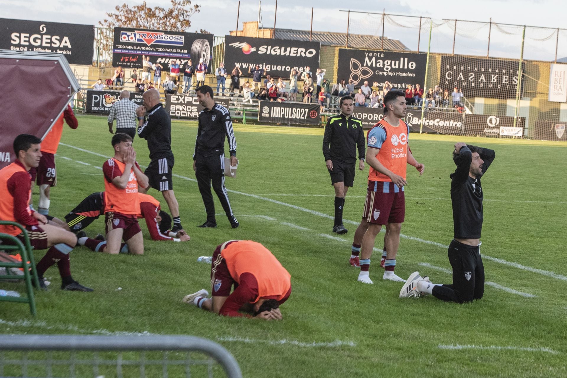 Fotos: desilusión en La Albuera tras el descenso de la Segoviana