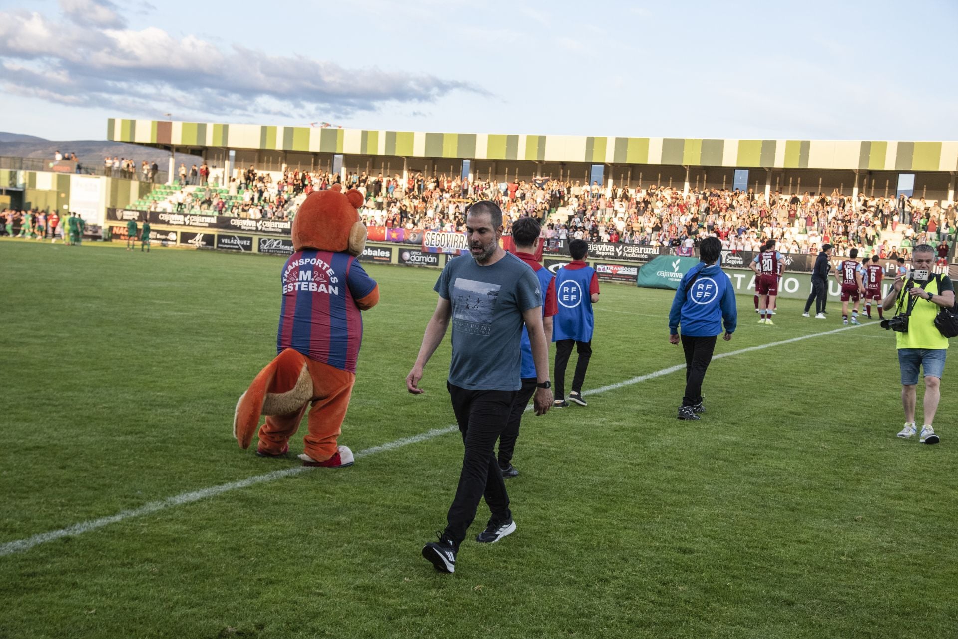 Fotos: desilusión en La Albuera tras el descenso de la Segoviana