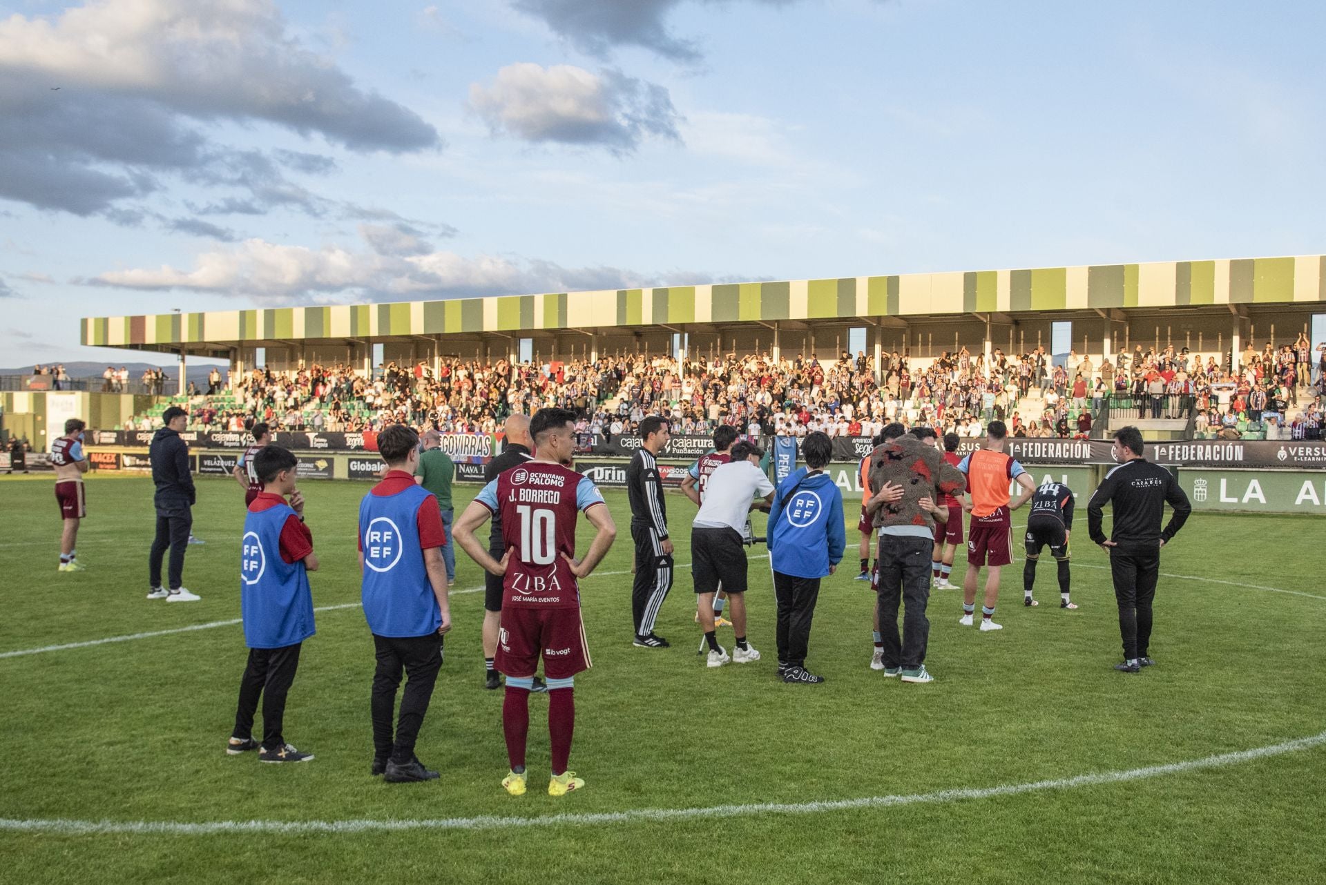 Fotos: desilusión en La Albuera tras el descenso de la Segoviana