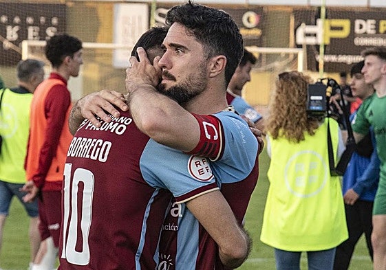 Rubén consuela a Javi Borrego tras confirmarse el descenso de categoría.