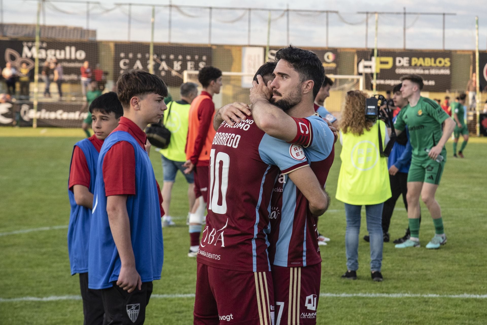 Fotos: desilusión en La Albuera tras el descenso de la Segoviana