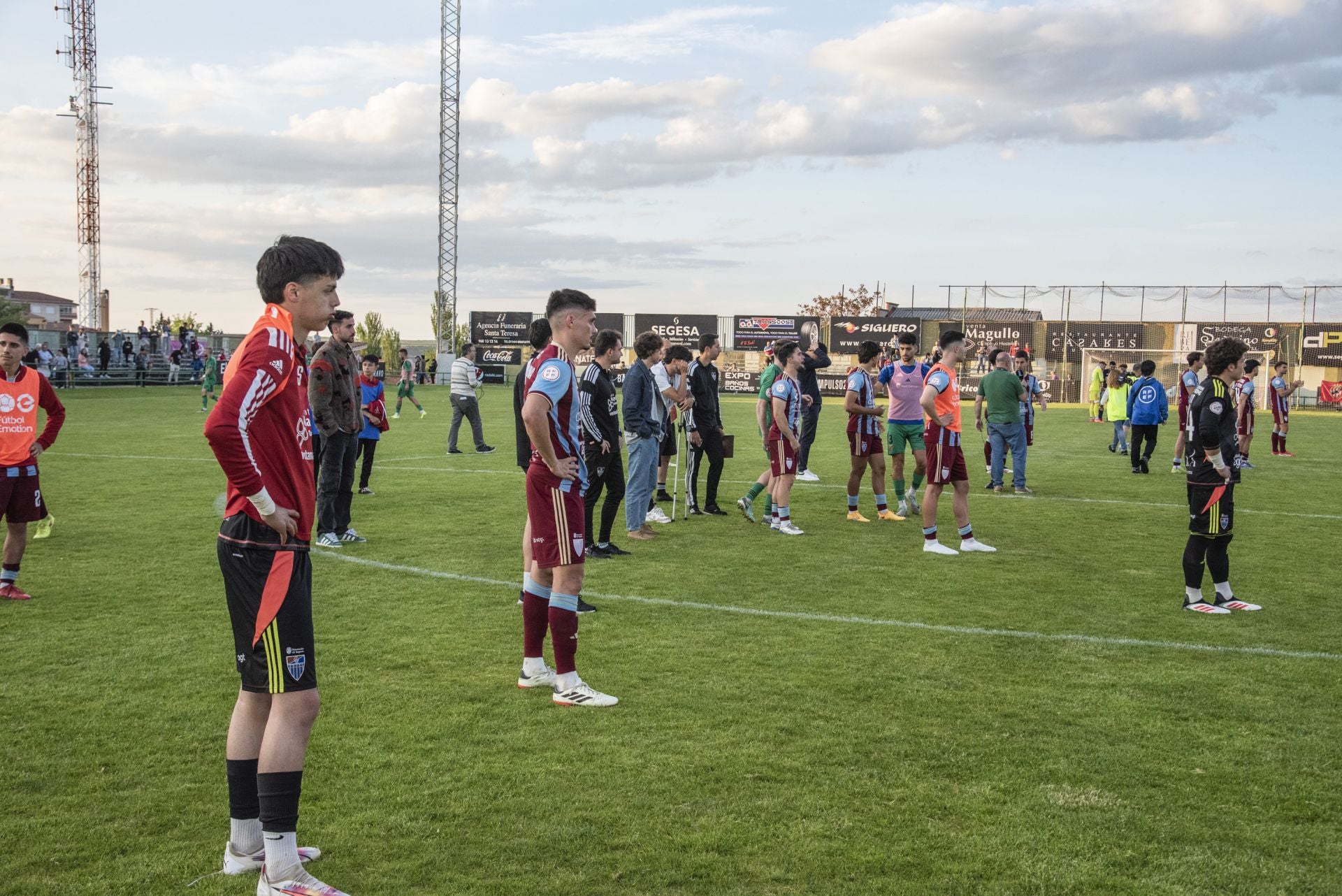 Fotos: desilusión en La Albuera tras el descenso de la Segoviana
