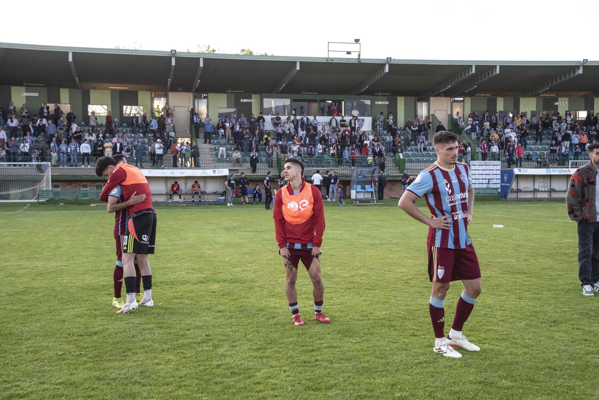 Fotos: desilusión en La Albuera tras el descenso de la Segoviana
