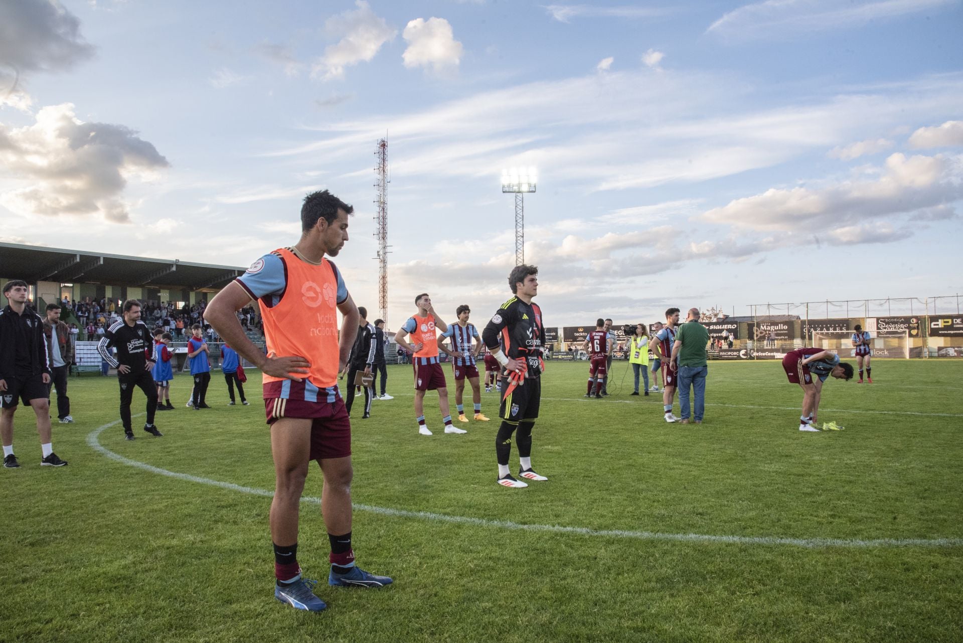 Fotos: desilusión en La Albuera tras el descenso de la Segoviana