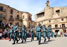 Agentes de la Guardia Civil desfilan en la plaza de España de Sepúlveda.