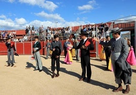Los diestros saludan al público en la plaza de toros de La Lastrilla.