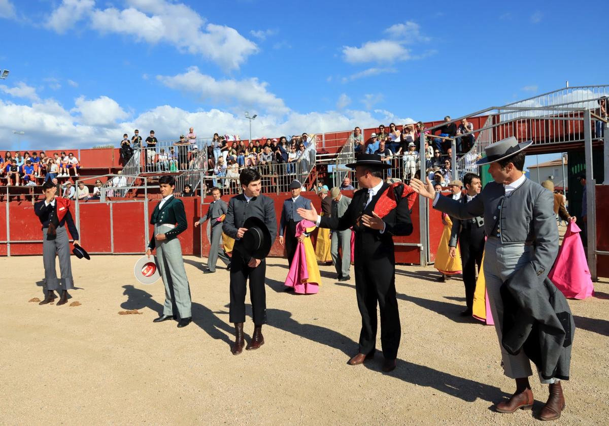 Los diestros saludan al público en la plaza de toros de La Lastrilla.
