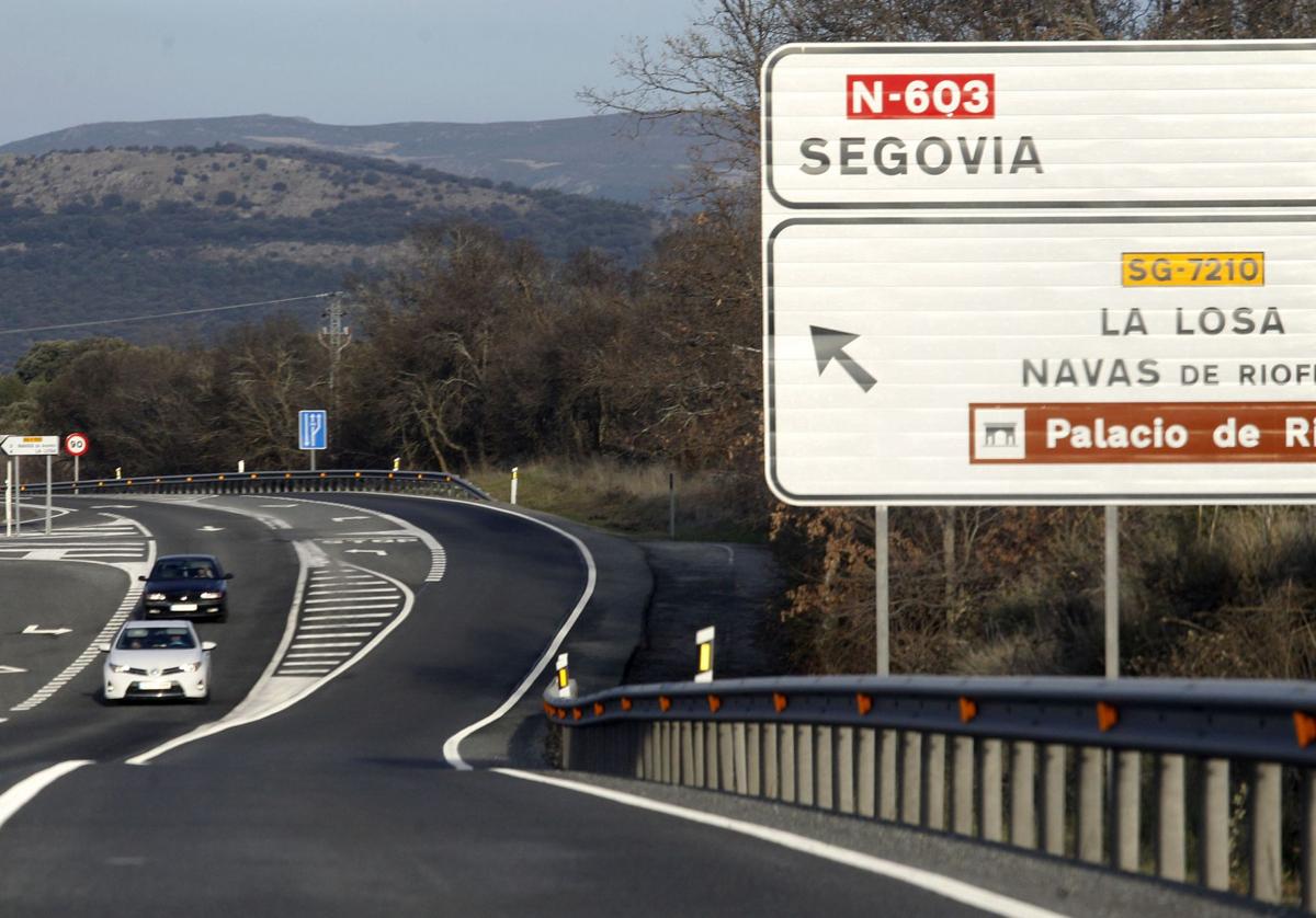 Un cartel que anuncia el desvío a La Losa a su paso por la carretera N-603.