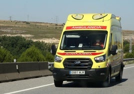 Imagen de archivo de una ambulancia que circula por una carretera de la provincia.