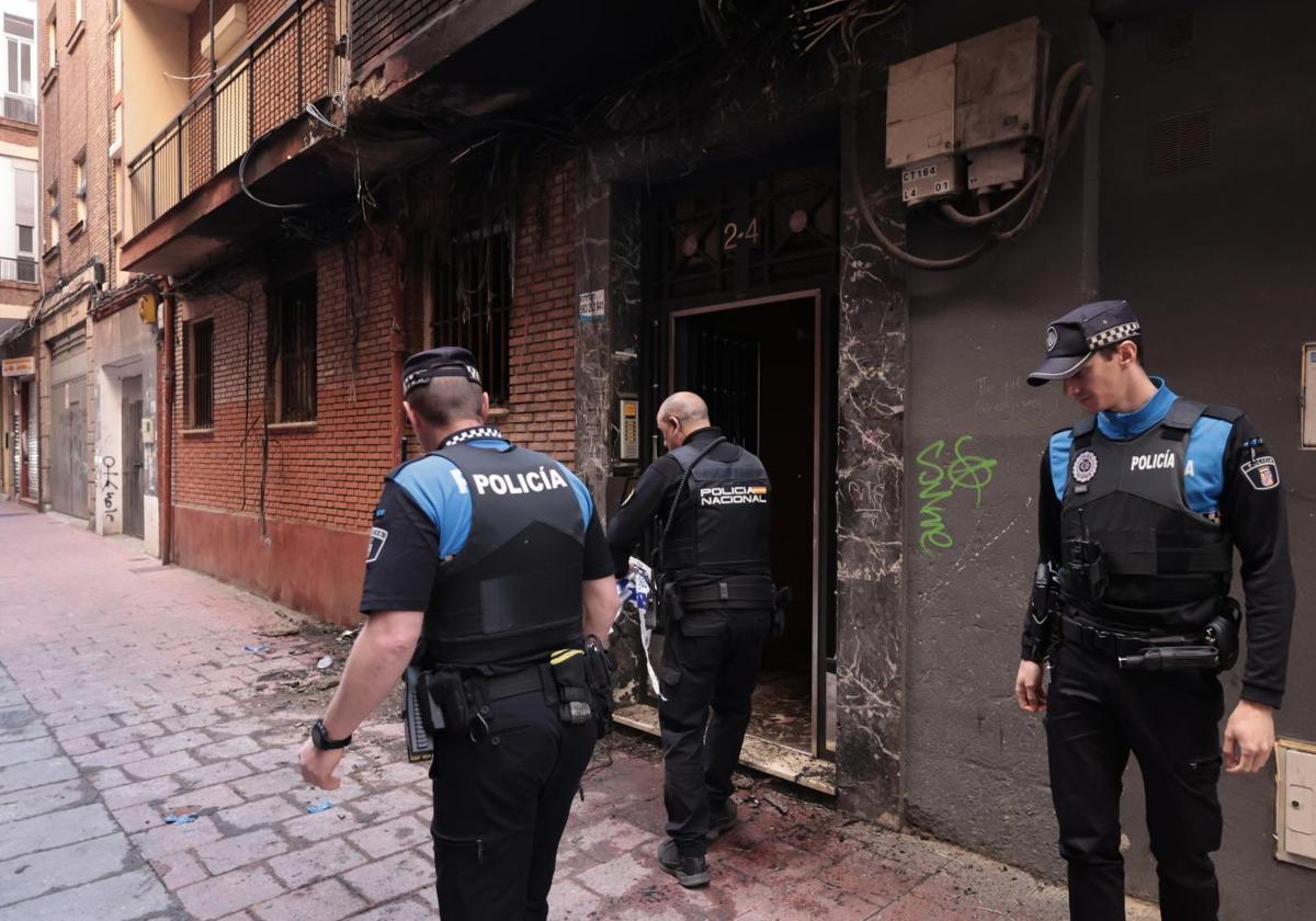 Efectivos de la Policía Municipal y la Policía Nacional esperan a la llegada de la Científica en el exterior del inmueble.