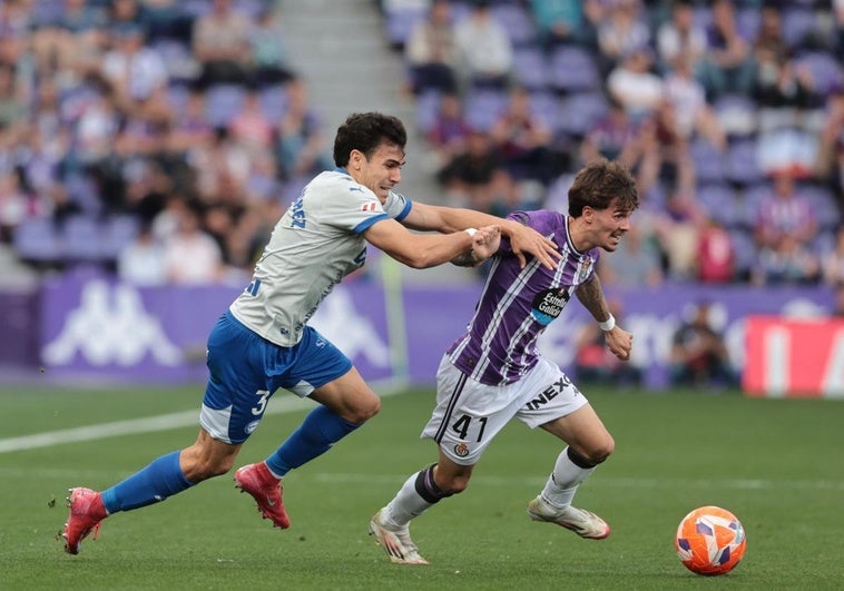 El alavesista Manu Sänchez trata de frenar a Xavi Moreno, debutante con el Real Valladolid, durante la primera parte del choque en Zorrilla.