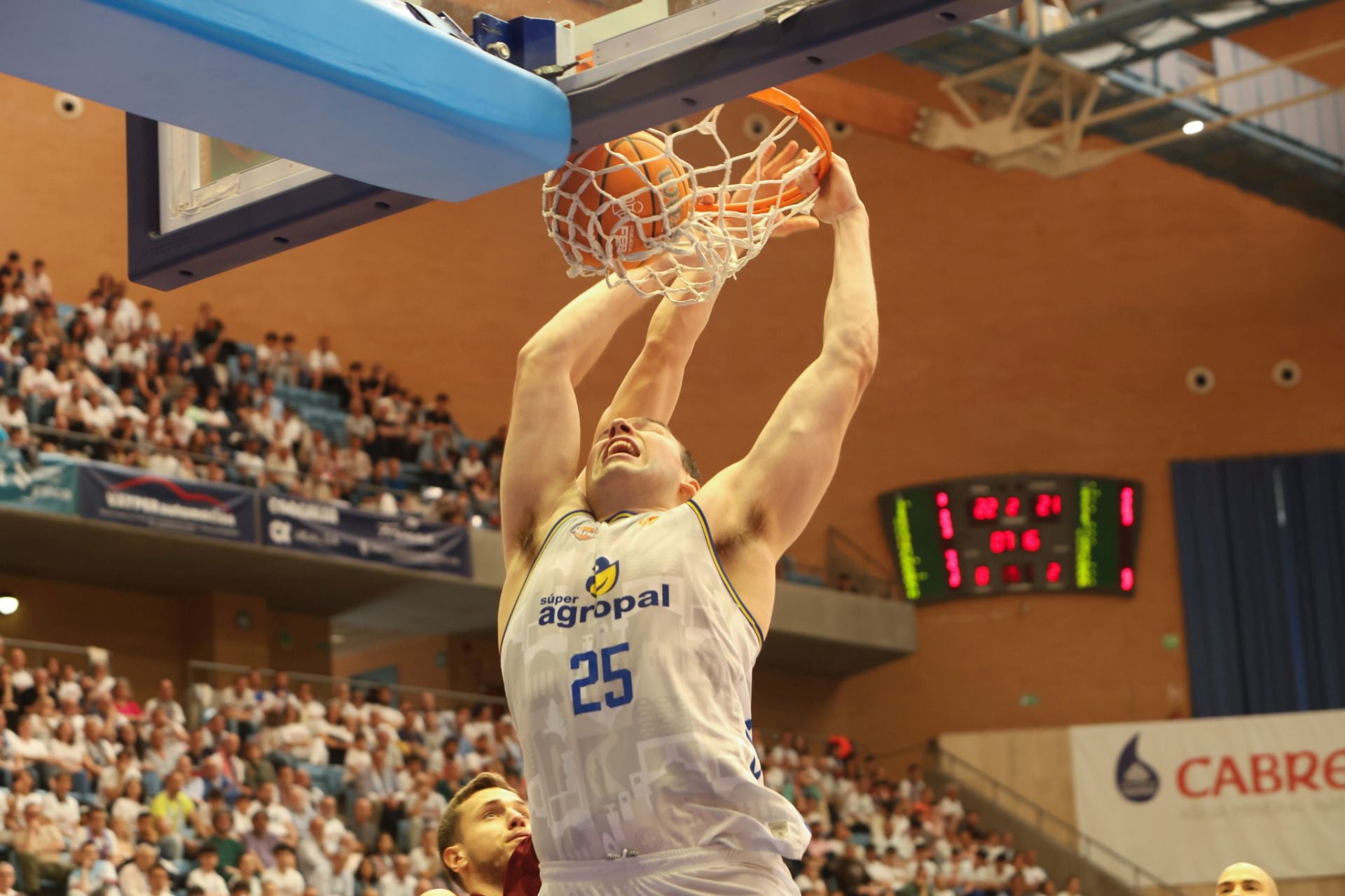 El Palencia gana el segundo partido en Santiago