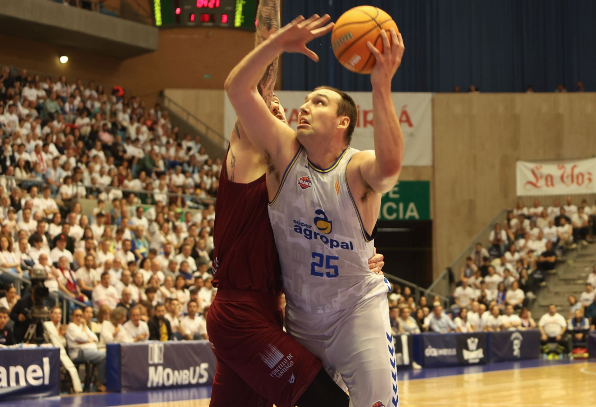 El Palencia gana el segundo partido en Santiago