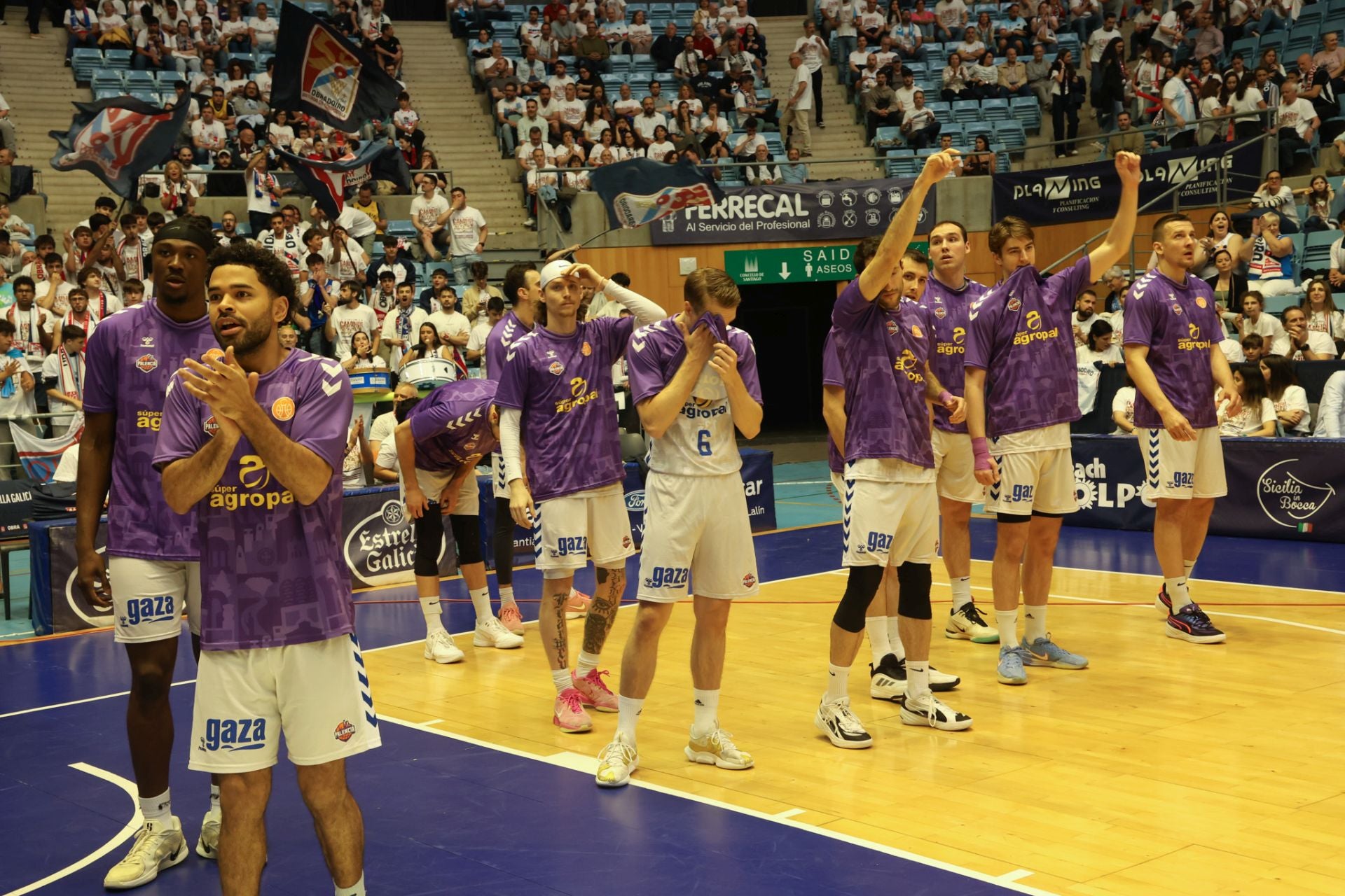 El Palencia gana el segundo partido en Santiago